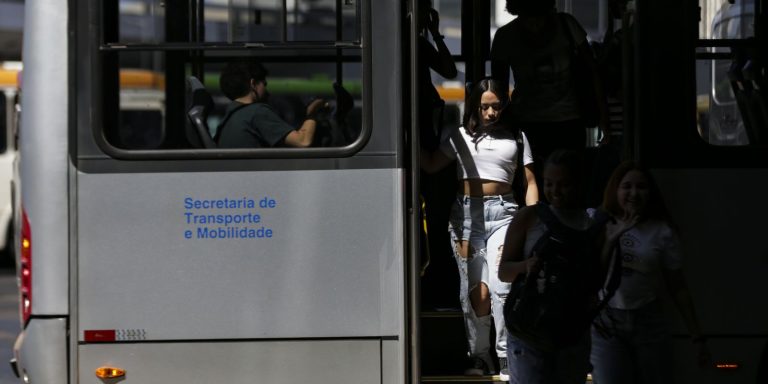 Imagem da notícia: Governo propõe usar emendas parlamentares para custear gratuidade no transporte