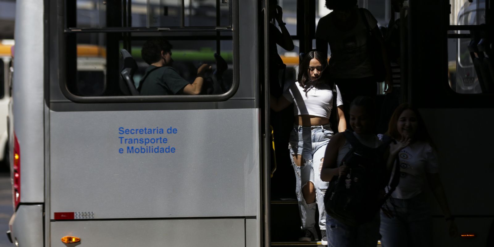 Imagem da notícia: Governo propõe usar emendas parlamentares para custear gratuidade no transporte