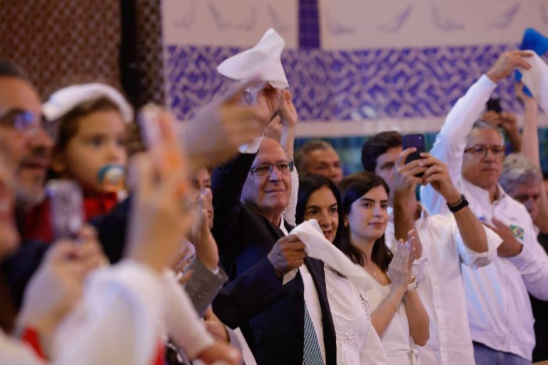 Imagem da notícia: Alckmin participa de missa em Aparecida após embate eleitoral sobre padroeira