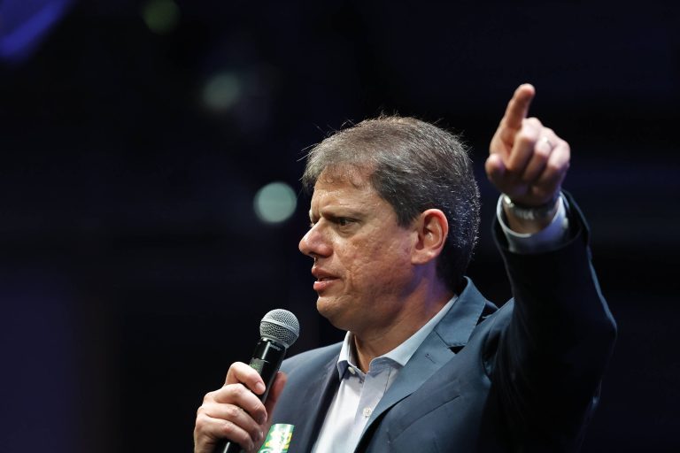 Imagem da notícia: Tarcísio projeta vitória de Flávio Bolsonaro com 5 pontos à frente de Lula