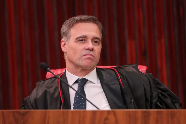 Imagem da notícia: Proposta de Mendonça é derrubada no TSE e canais do WhatsApp seguem no 2º turno