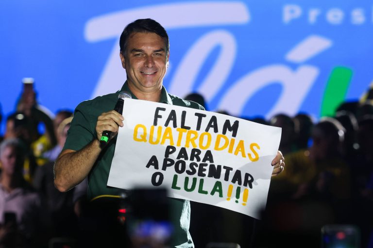 Imagem da notícia: Flávio Bolsonaro condiciona abertura de sigilos a Lula revelar dados de ex-assessor