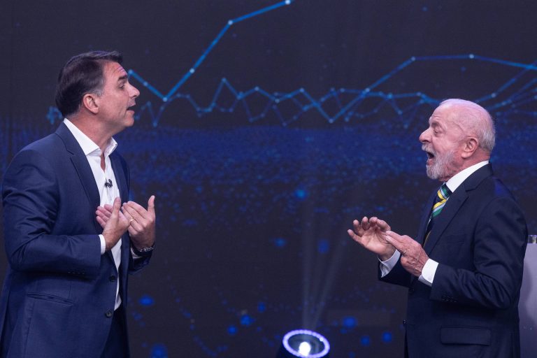 Imagem da notícia: Atuação de Flávio Bolsonaro em debate contra Lula mostra marcas de Marçal, Trump e do pai