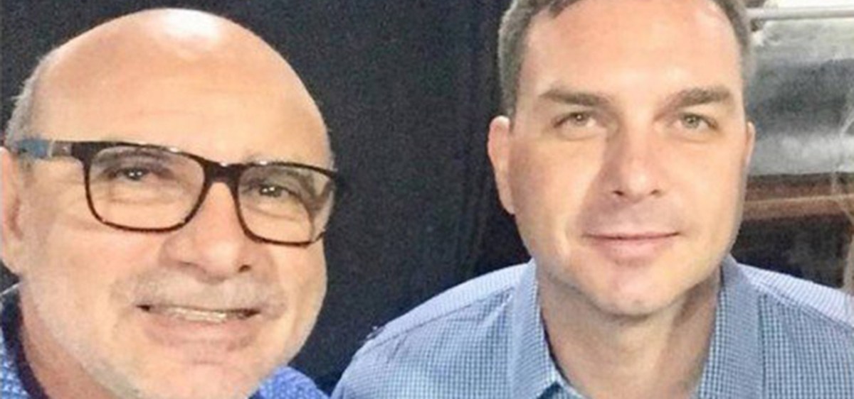 Imagem da notícia: Advogado que defendeu Queiroz nas rachadinhas também atuou com Flávio Bolsonaro