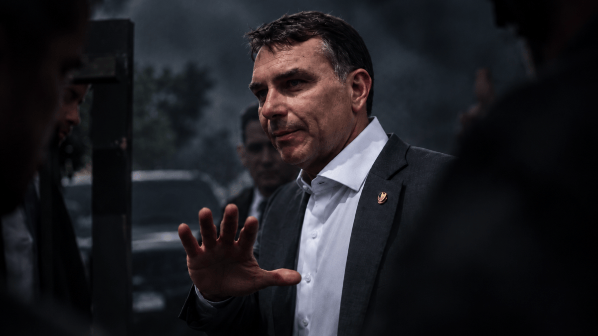 Imagem da notícia: Presidente do Flamengo buscou Flávio Bolsonaro contra MP das bets