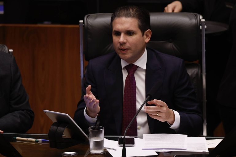 Imagem da notícia: Após avanço da direita, Motta articula união do centro e busca reeleição