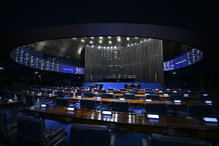 Imagem da notícia: Fim da escala 6×1: PEC chega à votação no Senado