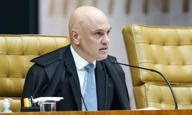Imagem da notícia: Moraes permite visita de Flávio Bolsonaro ao pai em regime domiciliar