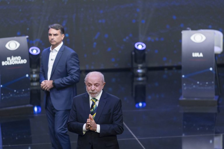 Imagem da notícia: Sigilos, factoides e provocações dominam reta final da campanha presidencial