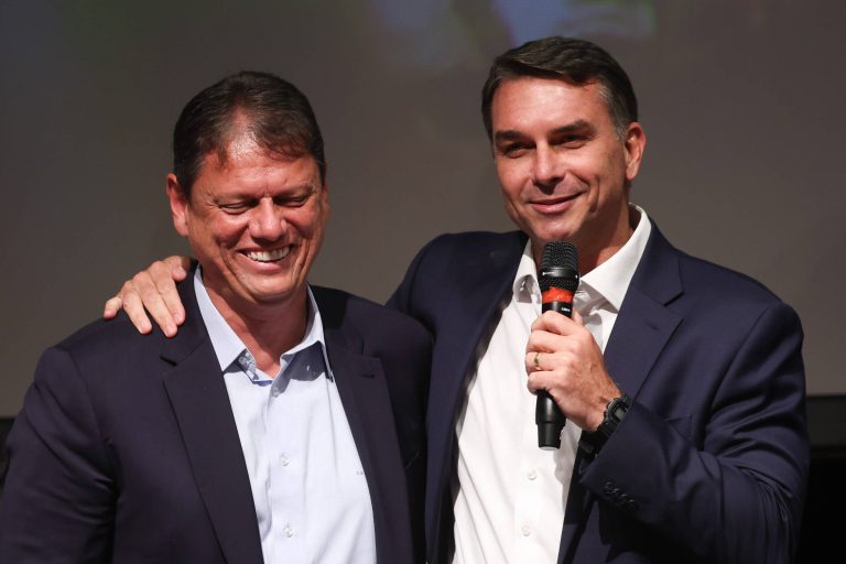 Imagem da notícia: Tarcísio divide agenda entre governo de SP e campanha de Flávio no 2º turno