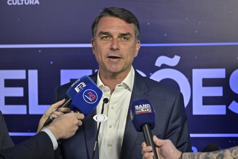 Imagem da notícia: Lula afirma que Flávio Bolsonaro é ‘cúmplice’ no caso Ana Clara