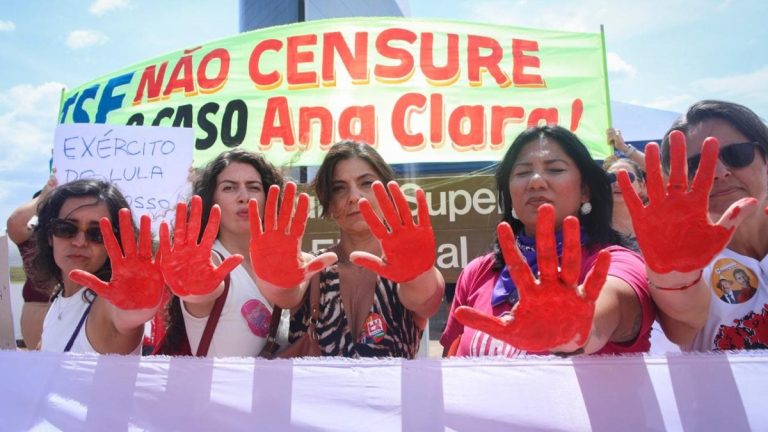 Imagem da notícia: Protesto contra Flávio Bolsonaro reúne manifestantes em frente ao TSE