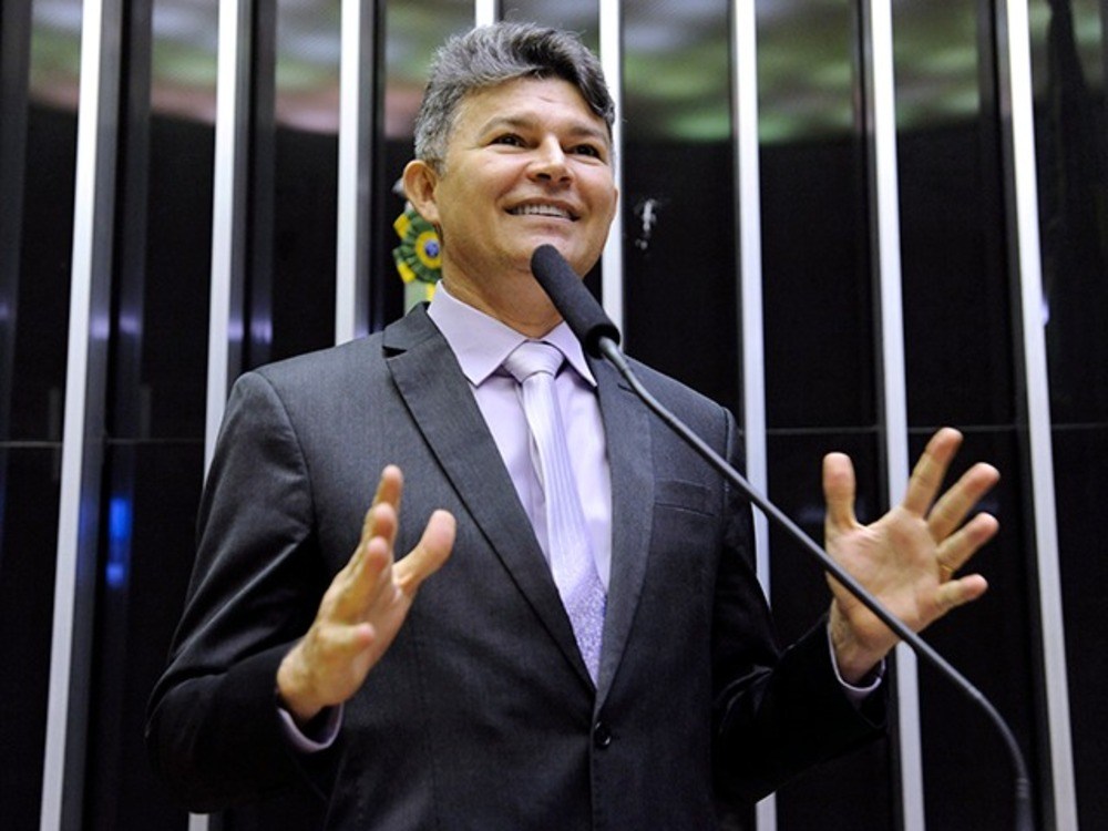 Imagem da notícia: Medeiros aciona MP por suspeita de uso eleitoral da UFMT