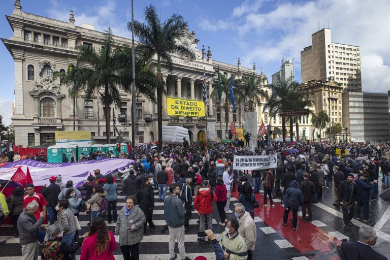 Imagem da notícia: Ato em defesa da Constituição e da democracia marca reta final da eleição em São Paulo