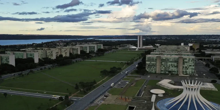 Imagem da notícia: Flávio defende privatizações e Lula aposta em fortalecer estatais