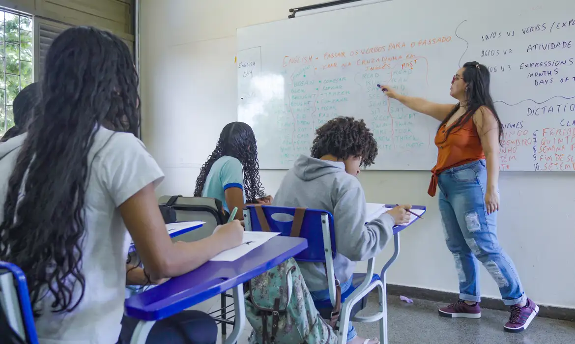 Imagem da notícia: Educação e soberania pesam nos planos de governo do segundo turno