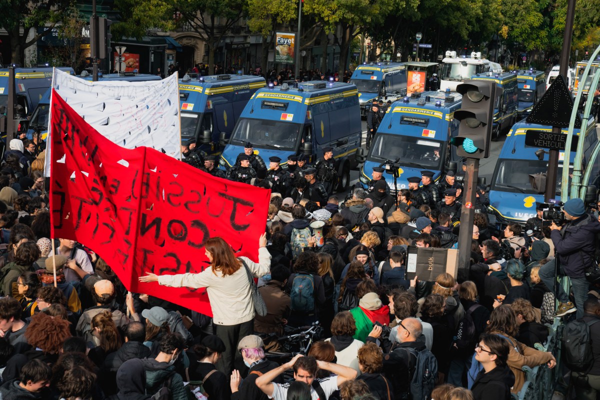 Imagem da notícia: Milhares protestam em Paris após Justiça suspender proibição de manifestações
