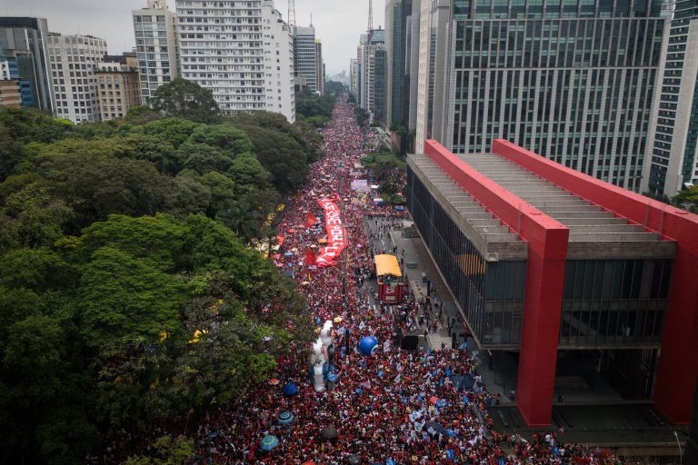 Imagem da notícia: Em ato na Paulista, Lula apela aos jovens para reverter desvantagem eleitoral