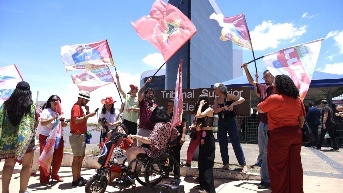 Imagem da notícia: Apoiadores de Lula se mobilizam em frente ao TSE por sigilos