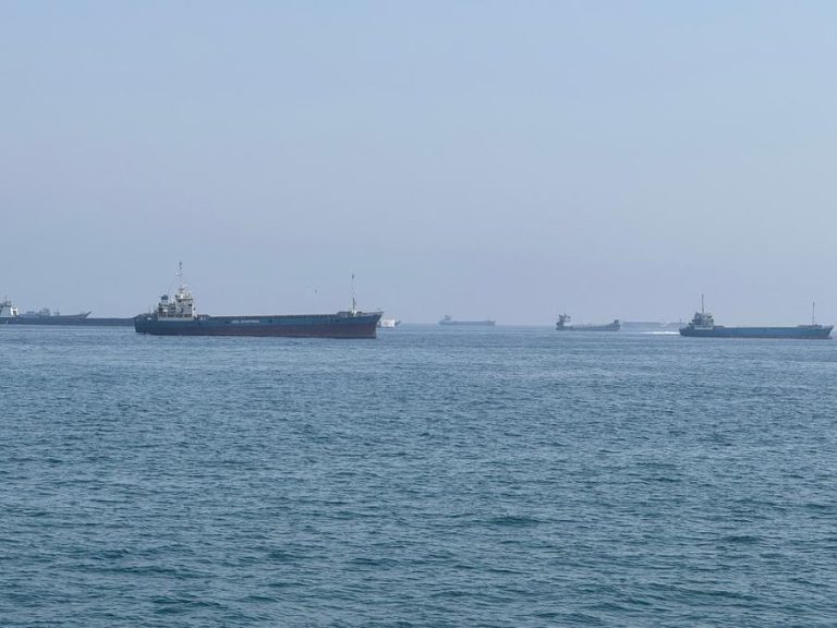 Imagem da notícia: Irã ameaça atacar bases dos EUA se petroleiros seguirem rotas ilegais