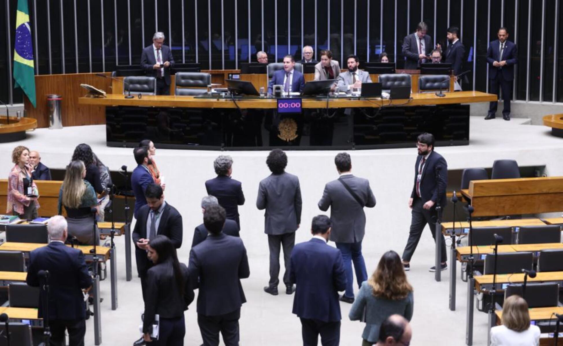 Imagem da notícia: Câmara libera cotão antecipado para eleitos custearem viagem e hotel