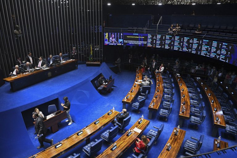 Imagem da notícia: Senado vota nesta quarta PEC que põe fim à escala 6×1