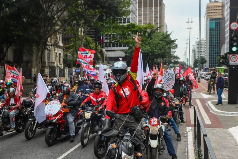 Imagem da notícia: Motoboys fazem motociata pró-Lula e criticam postura de Flávio Bolsonaro
