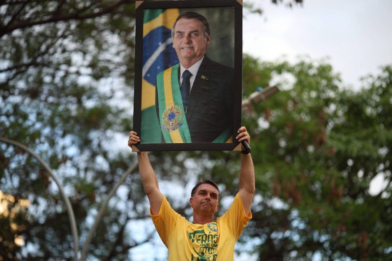 Imagem da notícia: Moraes libera visitas de Flávio a Bolsonaro após decisões do STF