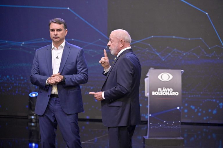 Imagem da notícia: Debate da Globo entre Lula e Flávio Bolsonaro será o último do 2º turno