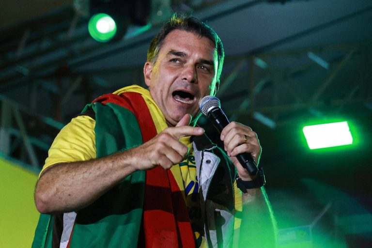 Imagem da notícia: Post antigo de Flávio Bolsonaro criticava número de beneficiários do Bolsa Família