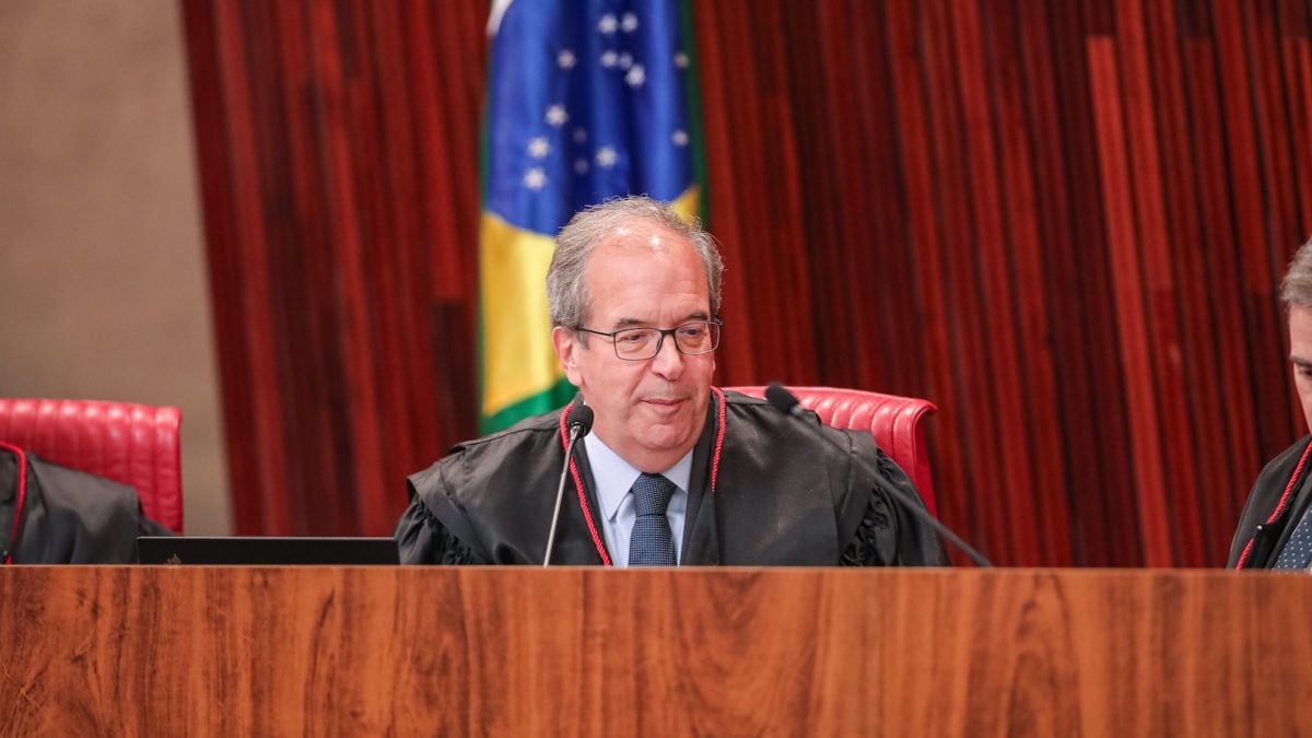 Imagem da notícia: TSE nega pedido de Flávio Bolsonaro para barrar mensagens do governo no WhatsApp
