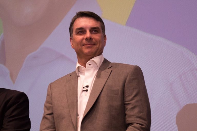 Imagem da notícia: Flávio Bolsonaro troca sabatina do SBT por ato de campanha em Fortaleza