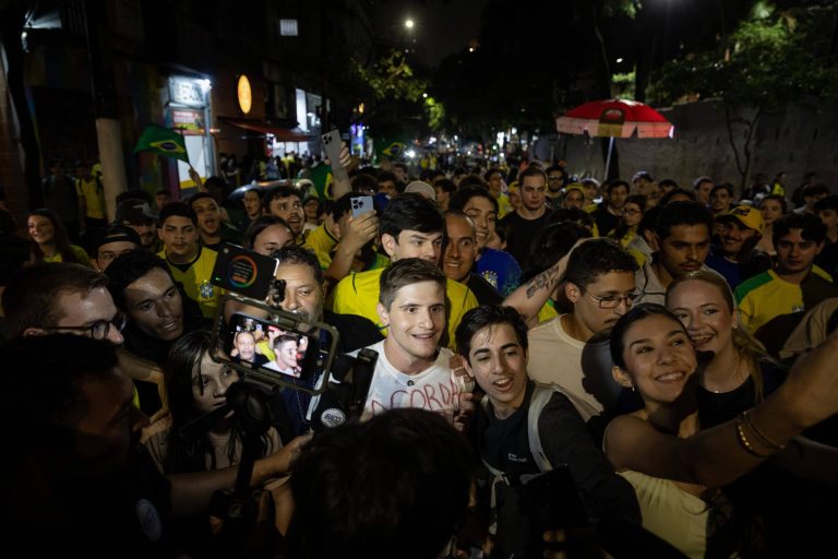 Imagem da notícia: Ato pró-Flávio Bolsonaro no Mackenzie inclui coro transfóbico contra Erika Hilton