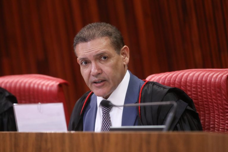 Imagem da notícia: Nunes Marques manda TSE analisar canal ‘Exército do Lula’ no WhatsApp