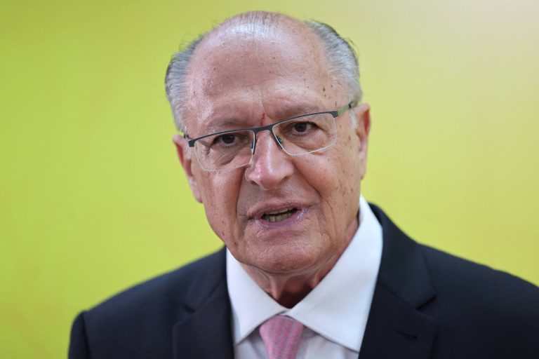 Imagem da notícia: Docentes da USP entregam a Alckmin manifesto favorável à reeleição de Lula