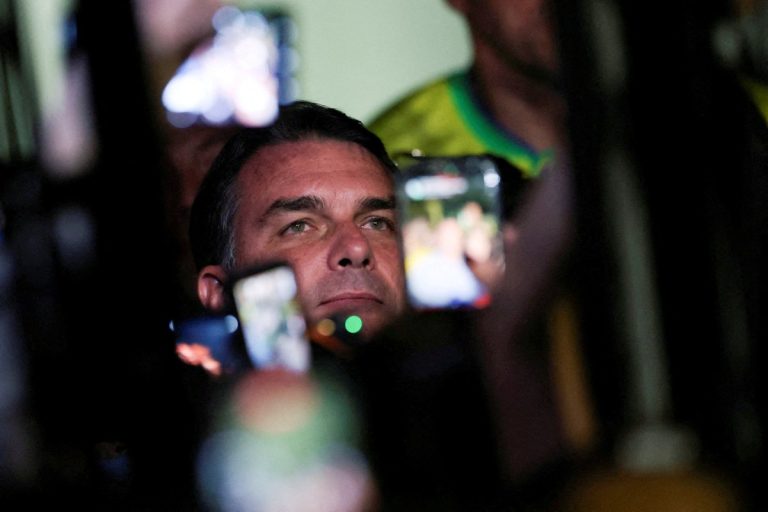 Imagem da notícia: Bispos católicos publicam carta aberta contra candidatura de Flávio Bolsonaro