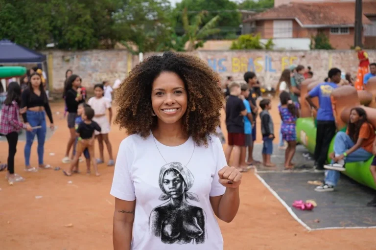 Imagem da notícia: Karen Santos defende movimento social negro ativo para renovar quadros