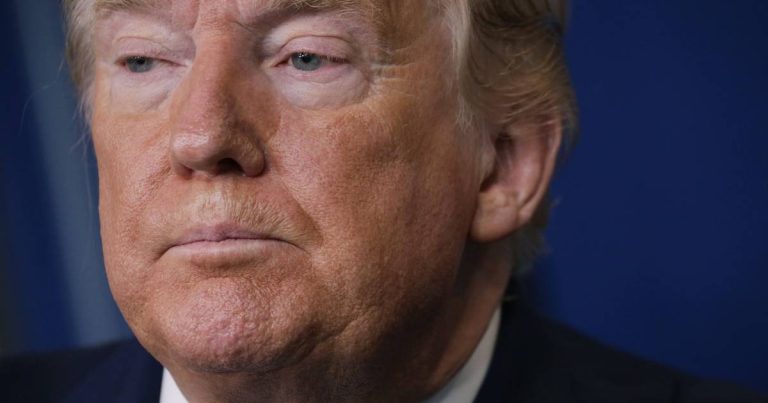 Imagem da notícia: Justiça dos EUA garante retorno de jornalistas barrados por Trump à Casa Branca