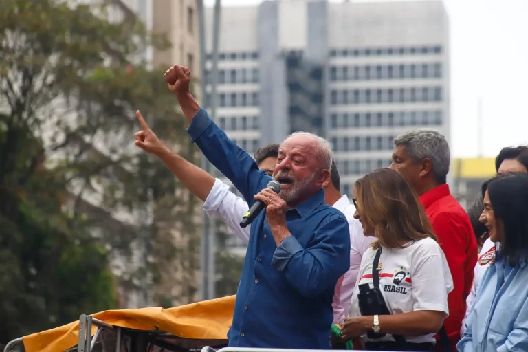Imagem da notícia: Lula promete reagir a decisão do TSE sobre canal de Janones