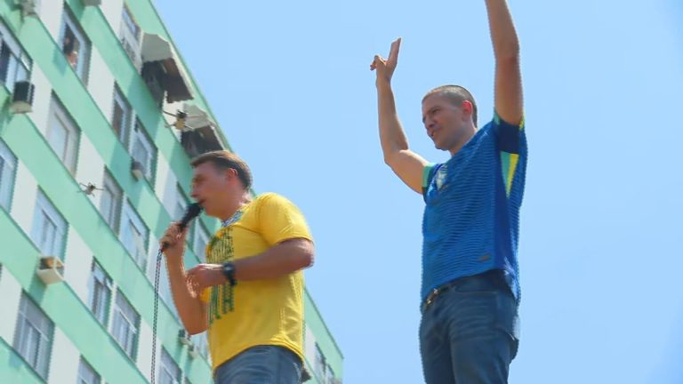 Imagem da notícia: Flávio Bolsonaro cita pai preso na posse e promete reduzir maioridade penal