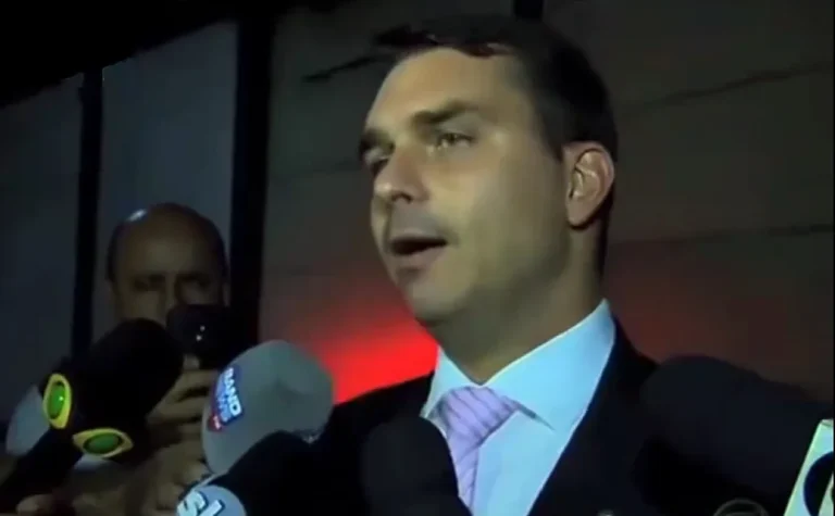 Imagem da notícia: Vídeo antigo mostra Flávio Bolsonaro defendendo policiais ligados a milícias