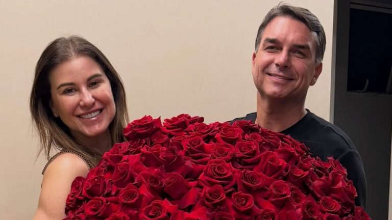 Imagem da notícia: Flávio Bolsonaro deixa live da campanha para comemorar aniversário da esposa