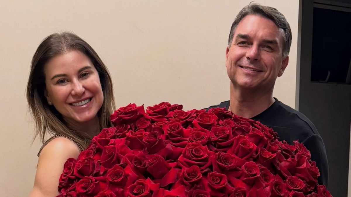 Imagem da notícia: Flávio Bolsonaro deixa live da campanha para comemorar aniversário da esposa
