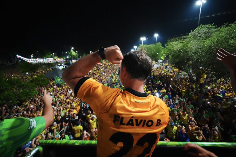 Imagem da notícia: Pesquisa Palver aponta Flávio Bolsonaro à frente de Lula em cenário de 2026