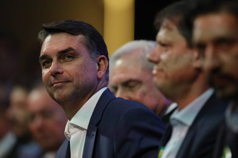 Imagem da notícia: Se eleito, Flávio Bolsonaro promete revisar PEC do fim da 6×1