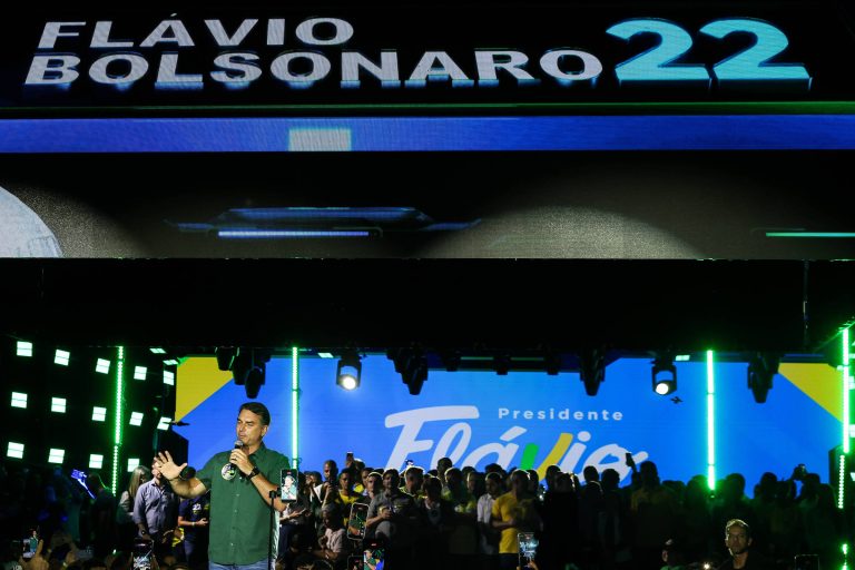 Imagem da notícia: Cierre de campanha de Flávio em SP reúne orações, funk e bandeiras