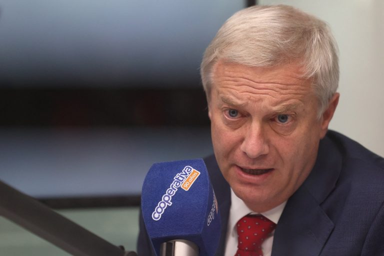 Imagem da notícia: Kast, apoiado por Flávio Bolsonaro, vê reprovação disparar a 65%
