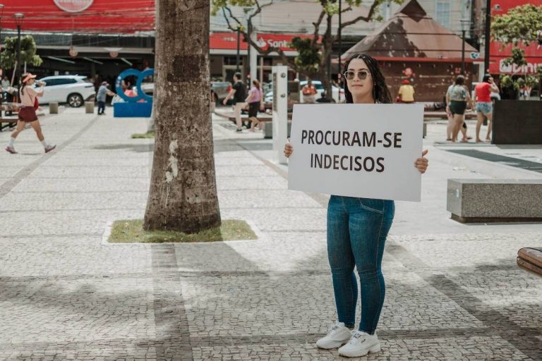 Imagem da notícia: Apoiadores de Lula e Flávio Bolsonaro disputam voto dos indecisos