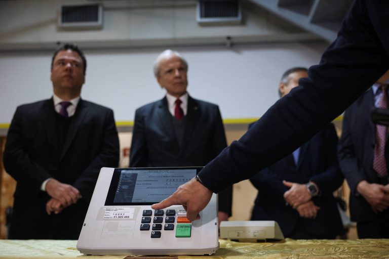 Imagem da notícia: Falsos apoios a candidatos crescem e ataques a urnas caem, diz Lupa