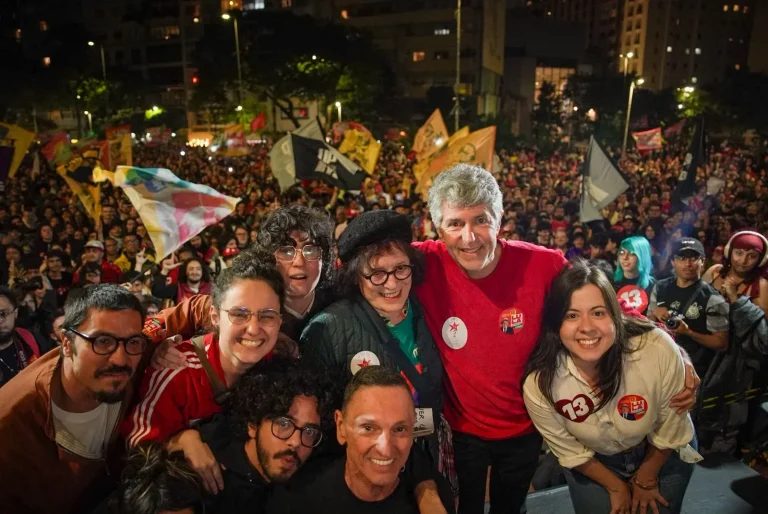 Imagem da notícia: Jovens lotam praça em São Paulo em ato pela virada de voto